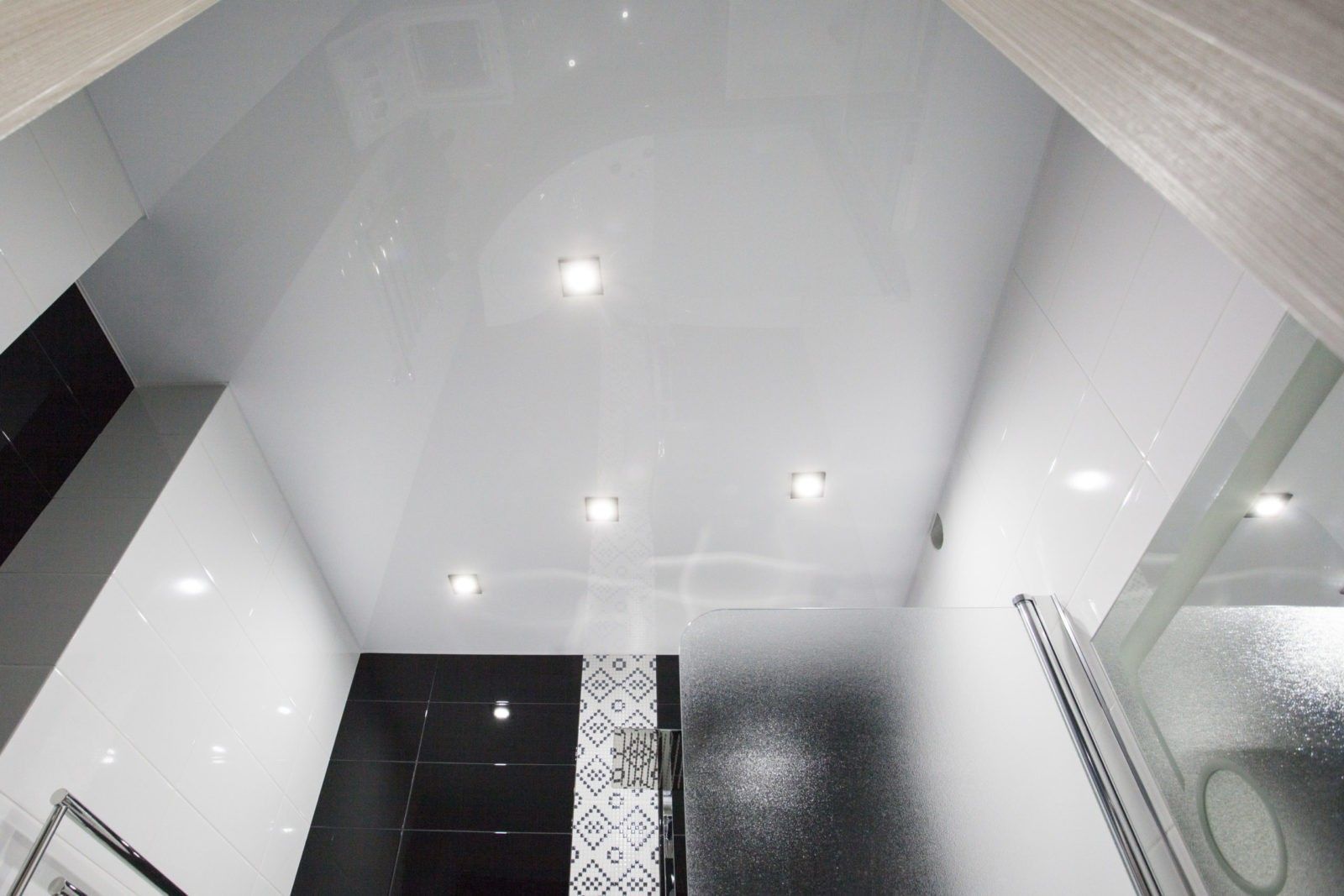 глянцевый потолок в ванной