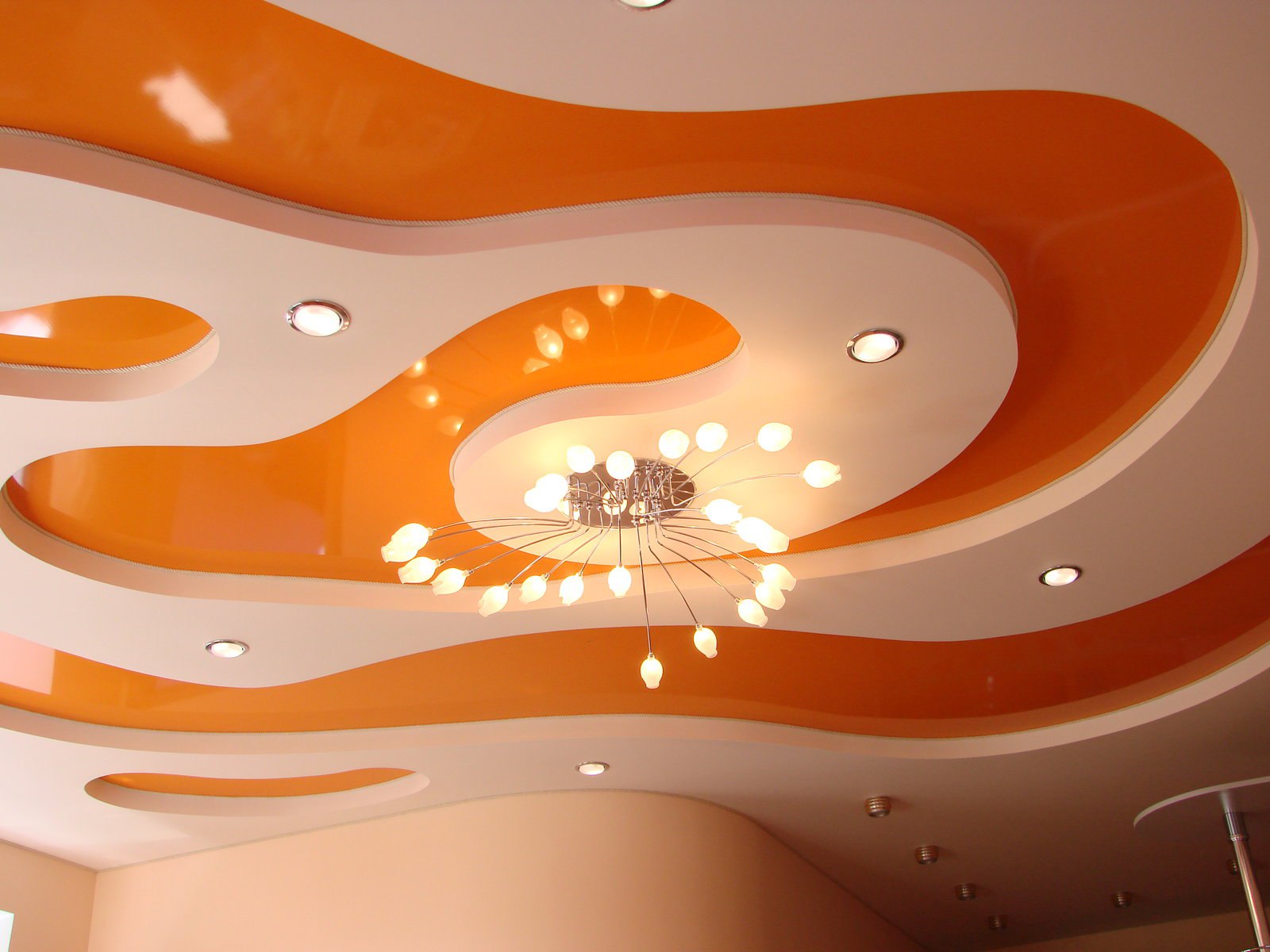оранжевый двухуровневый натяжной потолок