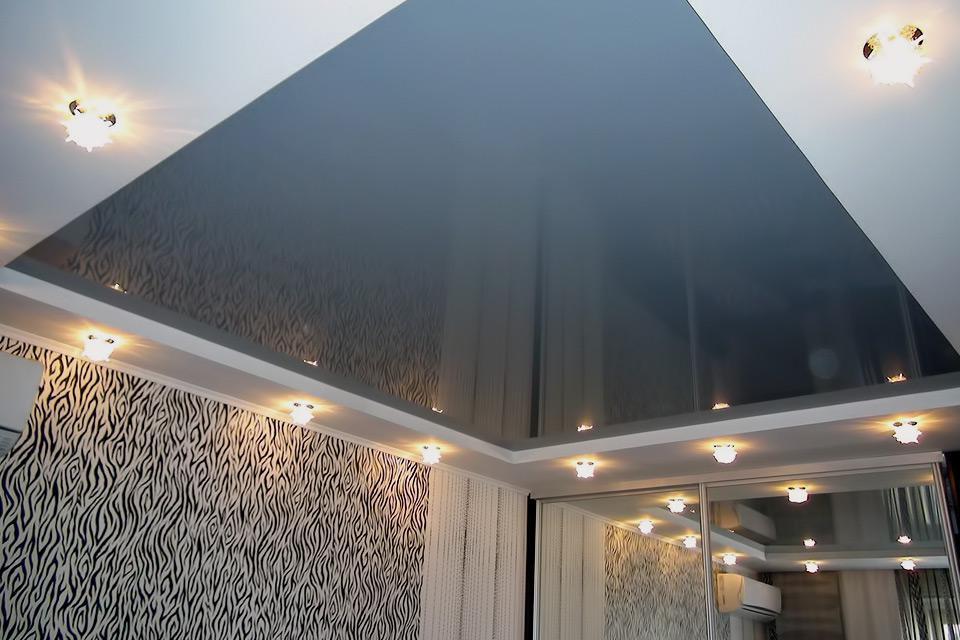 серый натяжной потолок