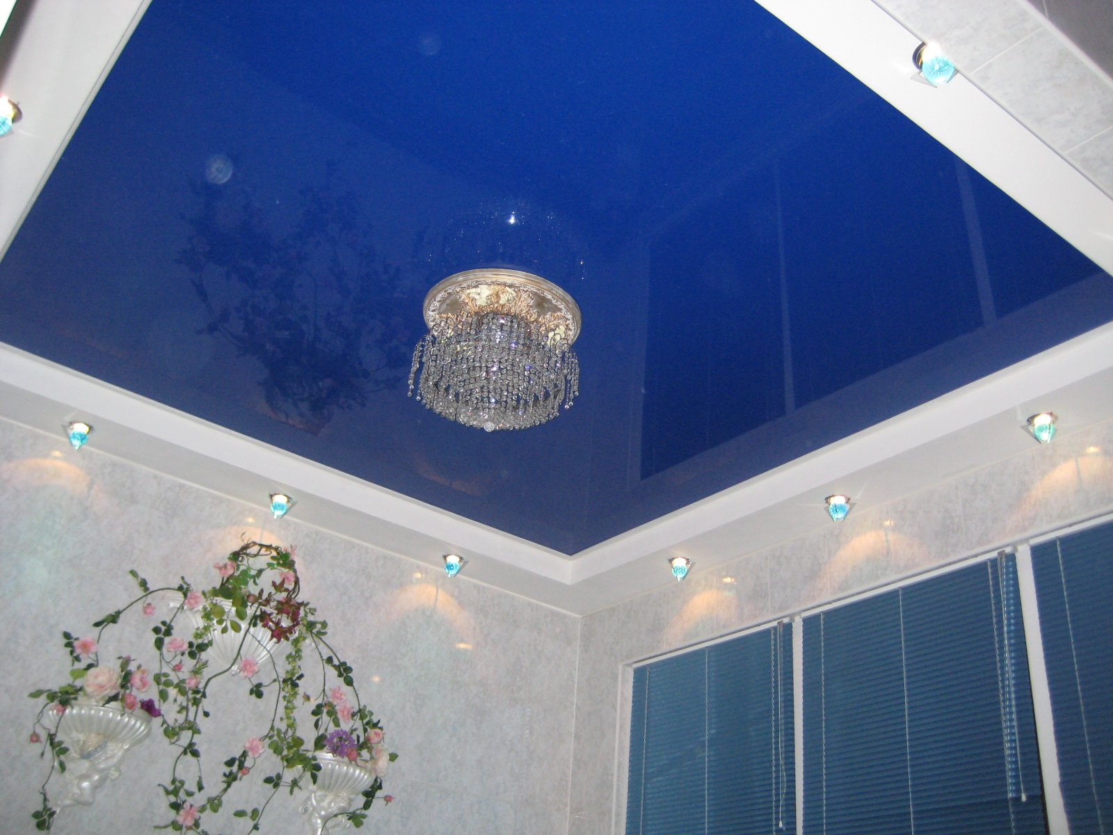 синий глянцевый потолок